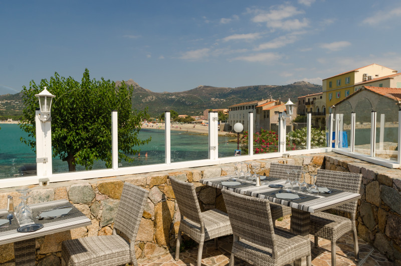 hôtel 2 étoiles pieds dans l'eau à Algajola