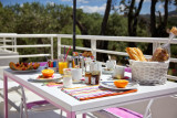 Petit déjeuner en terrasse